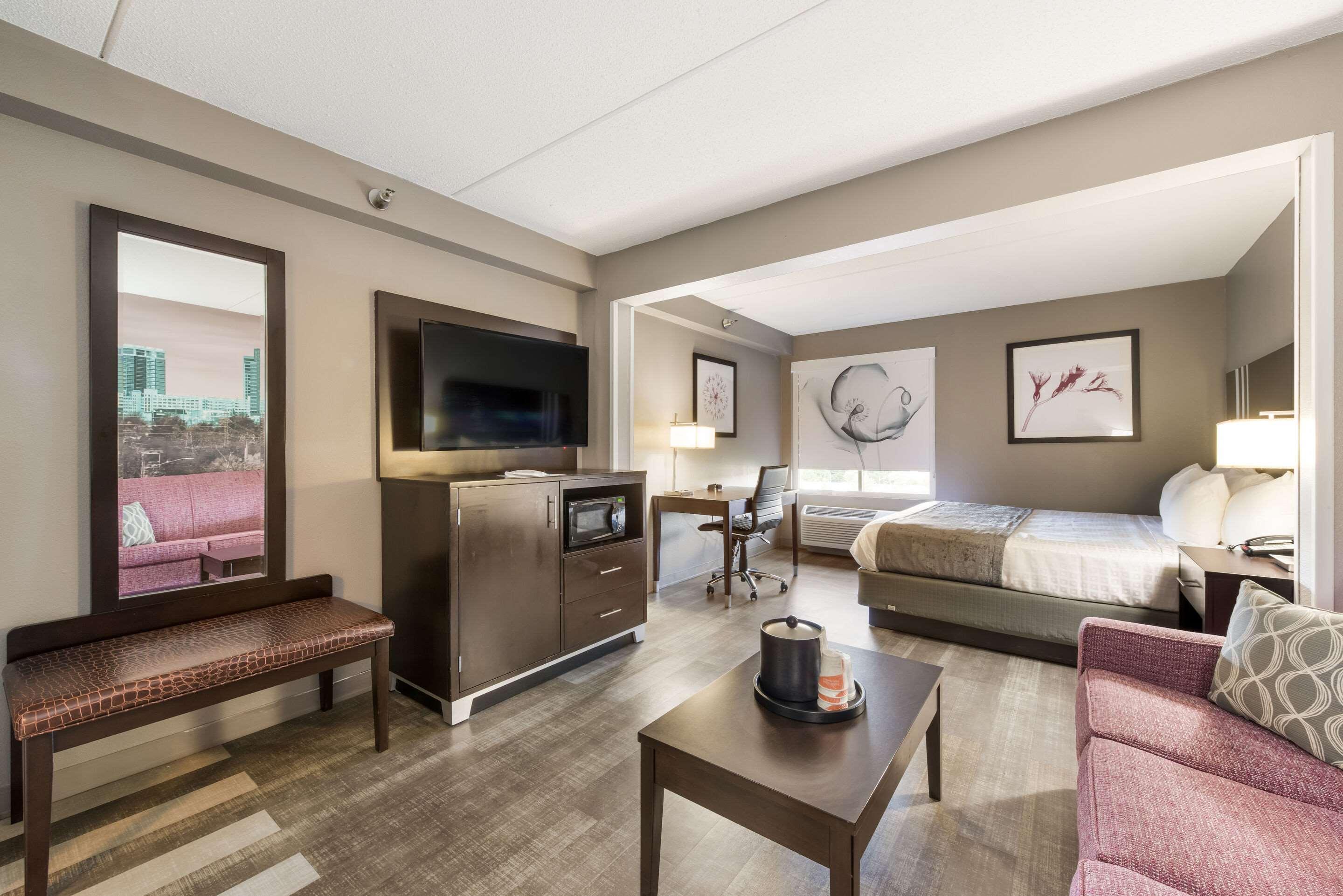 Clarion Pointe Airport Hotel 2*
