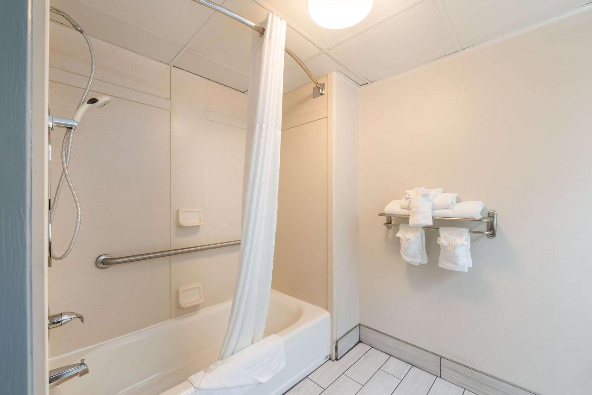 Clarion Pointe Airport Hotel