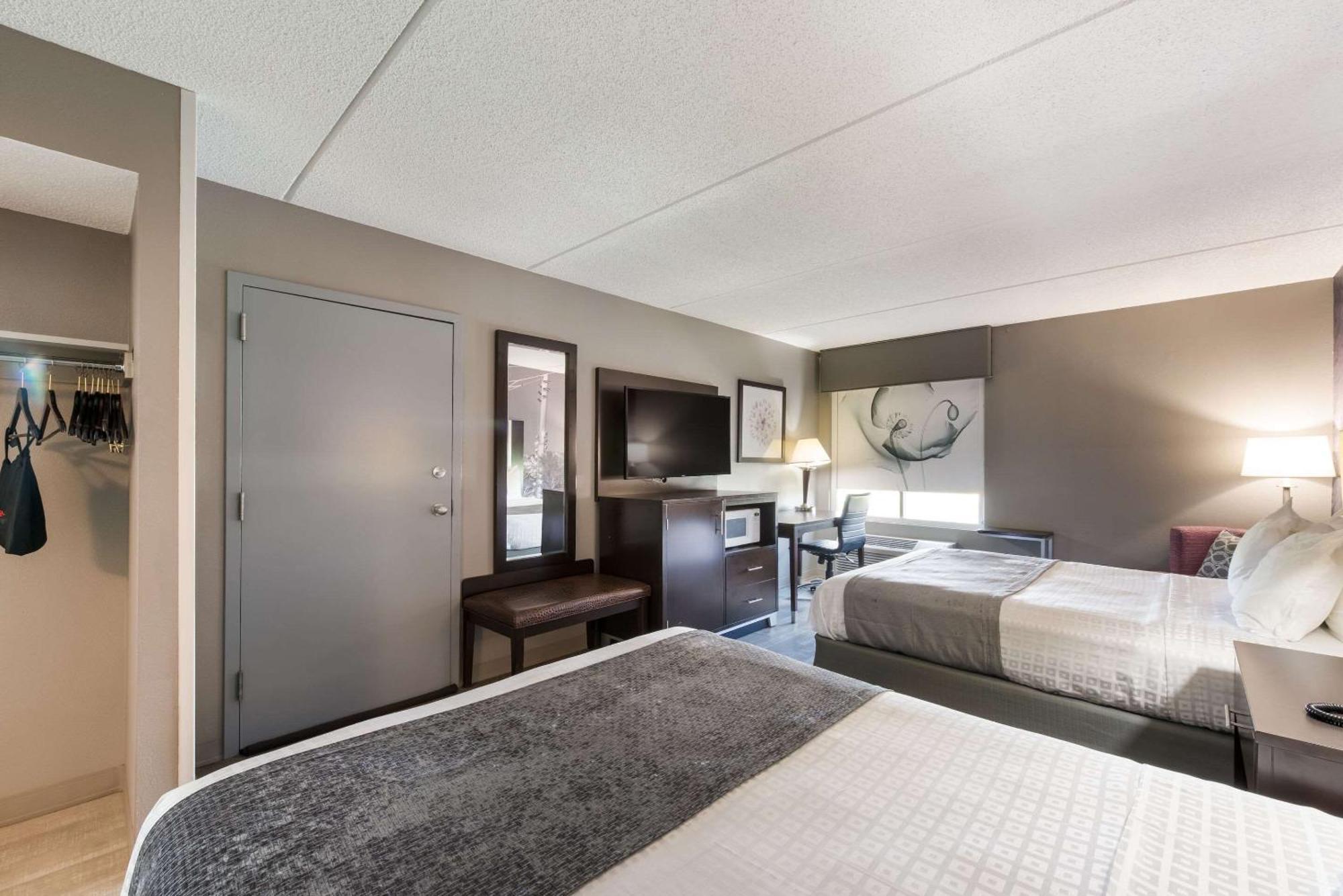 Clarion Pointe Airport Hotel 2*