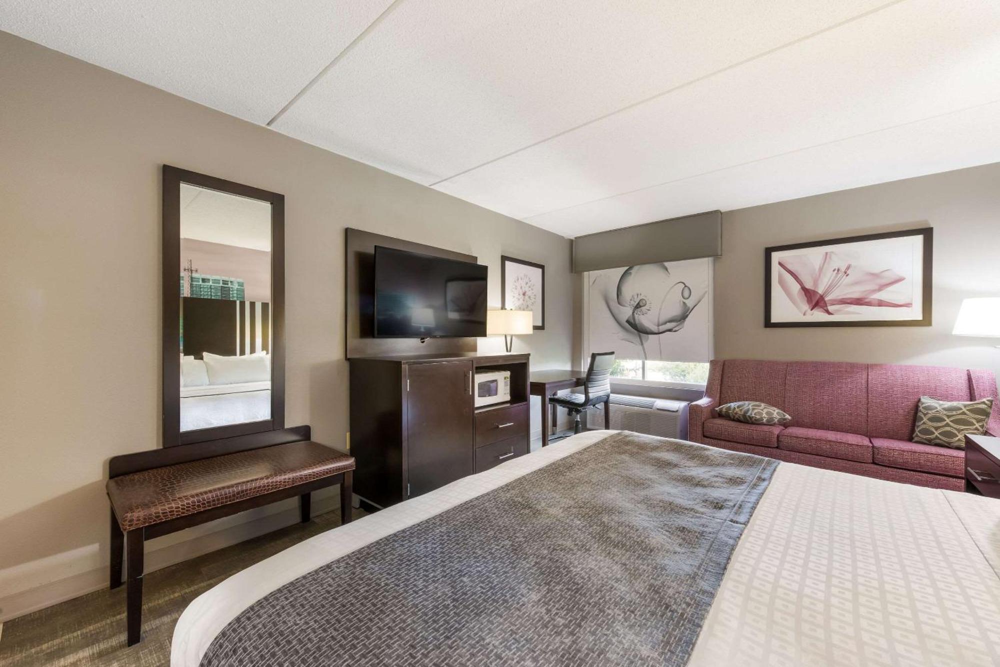 Hotel Clarion Pointe Airport