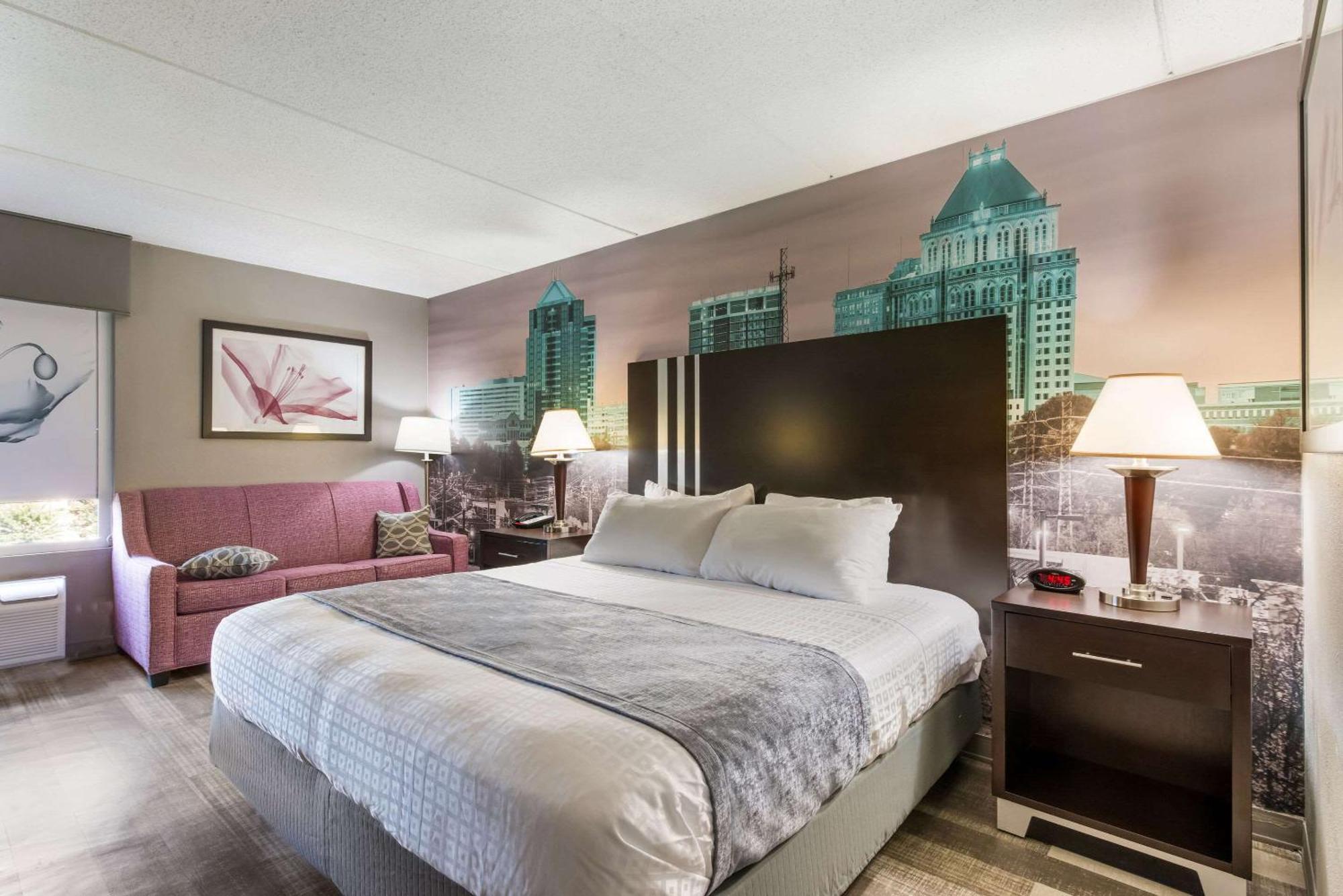 Hotel Clarion Pointe Airport 2*