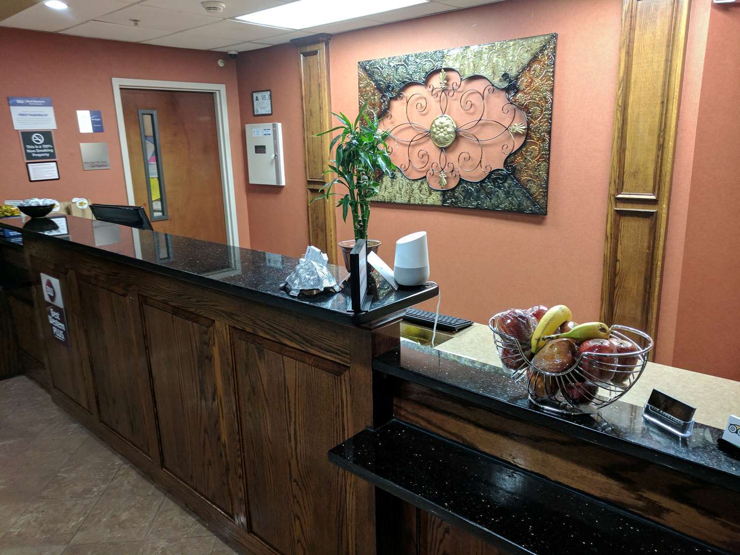 Clarion Pointe Airport Hotel 2*