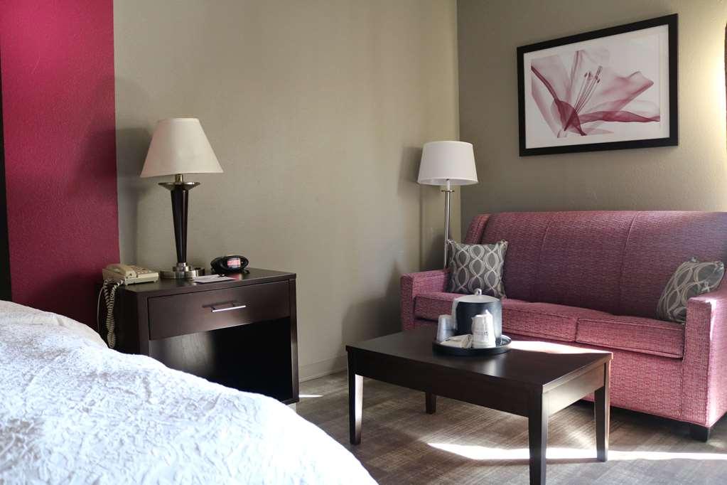 Clarion Pointe Airport Hotel 2*