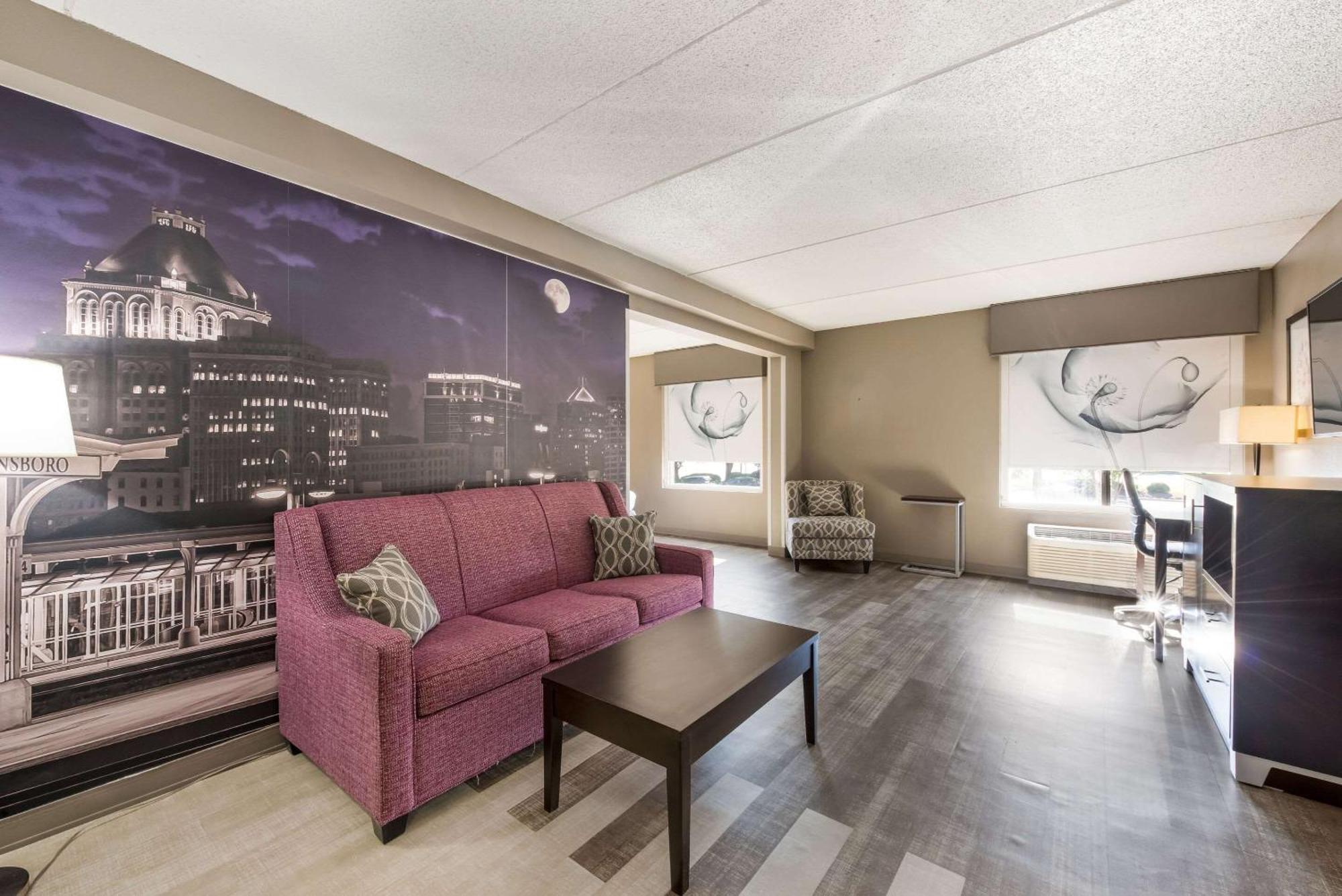 Clarion Pointe Airport Hotel 2*