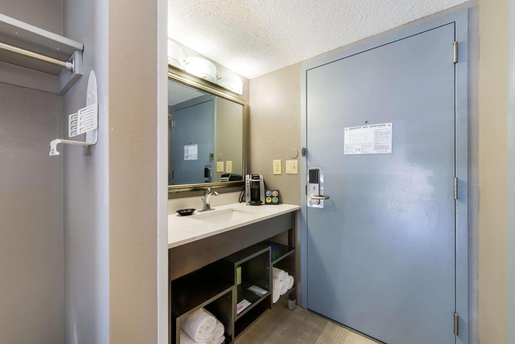 Hotel Clarion Pointe Airport