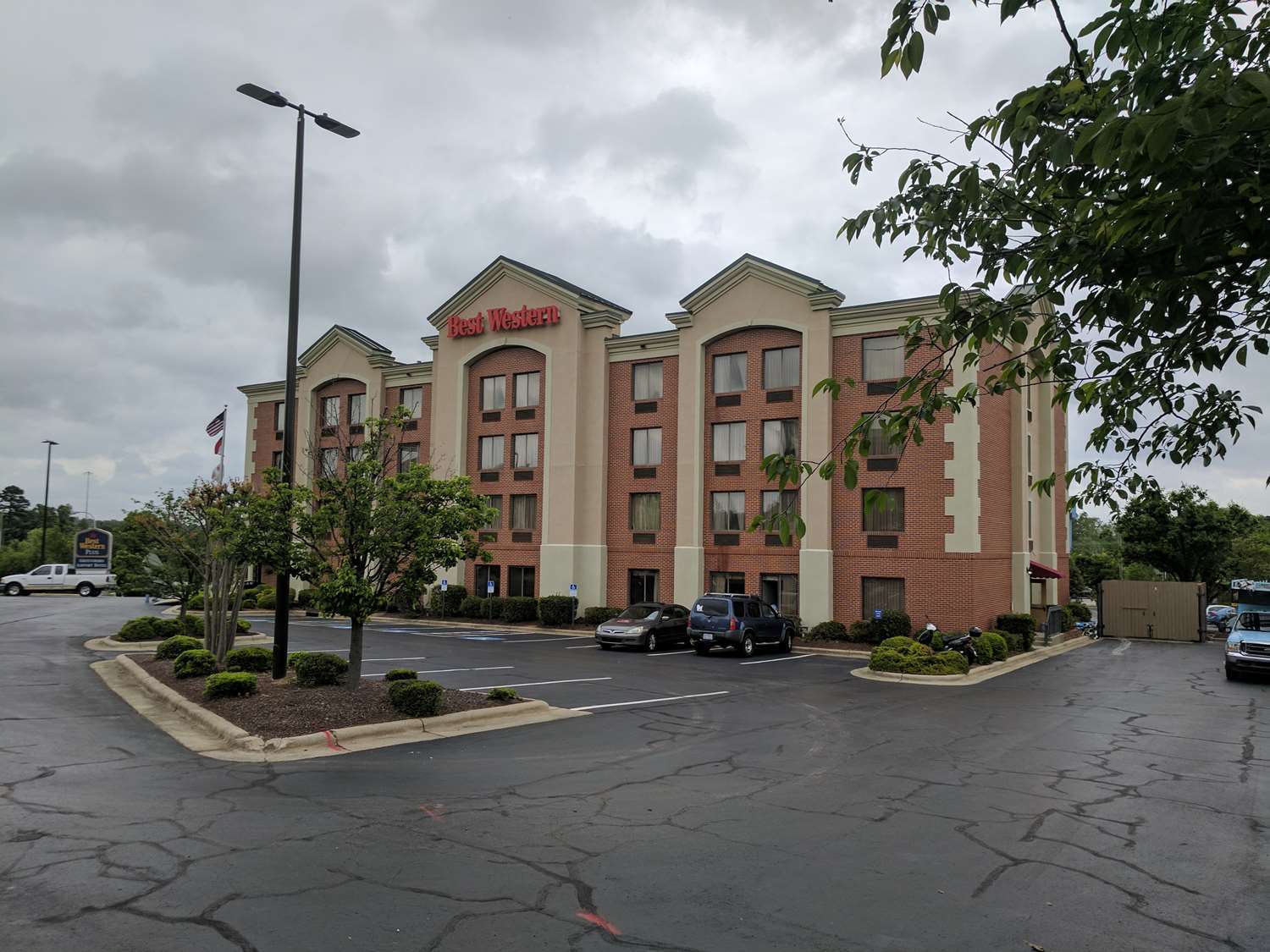 Clarion Pointe Airport Hotel 2*