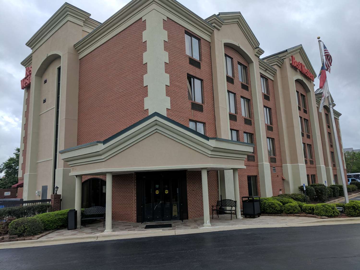 Hotel Clarion Pointe Airport