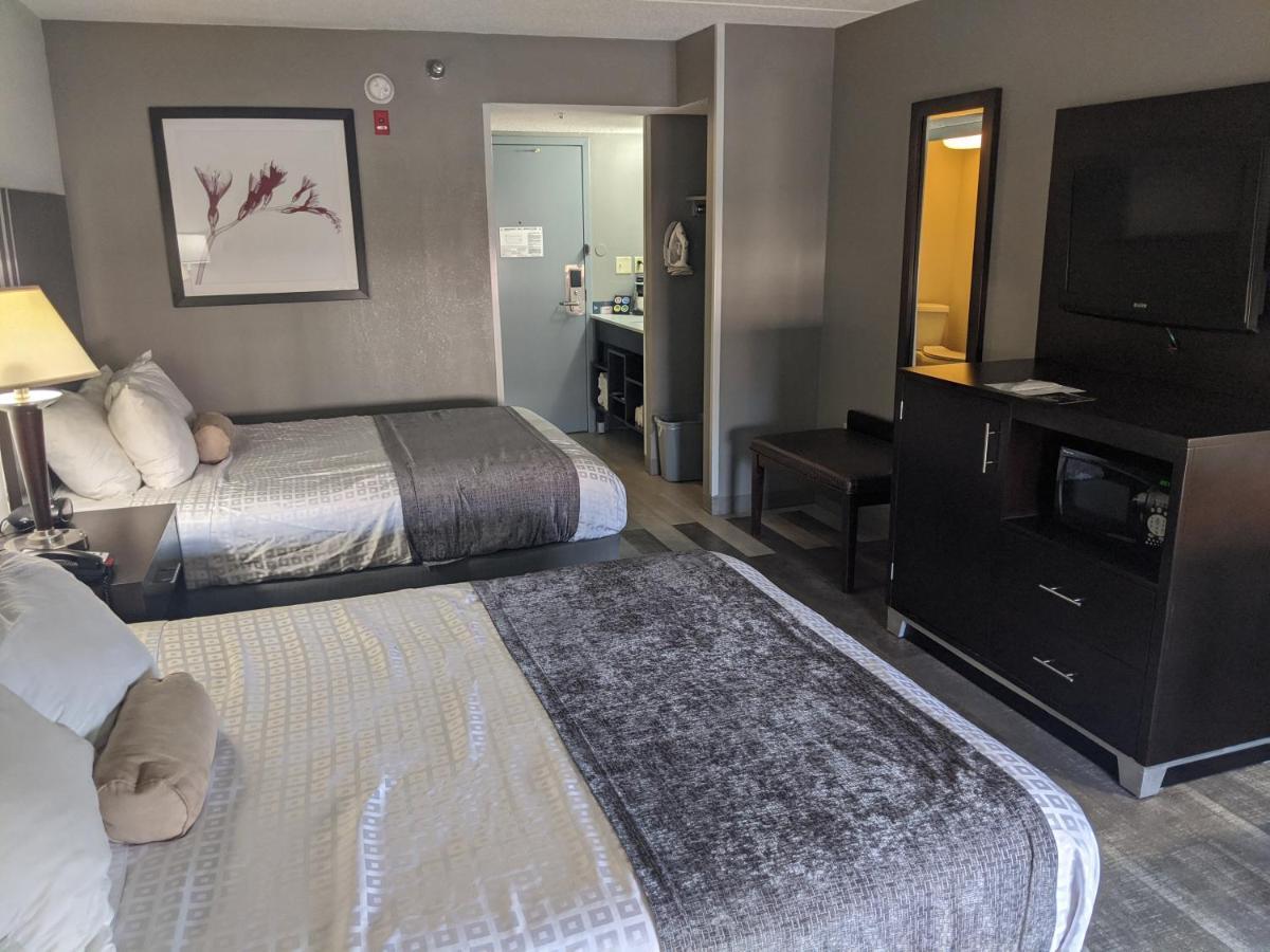 Clarion Pointe Airport Hotel 2*